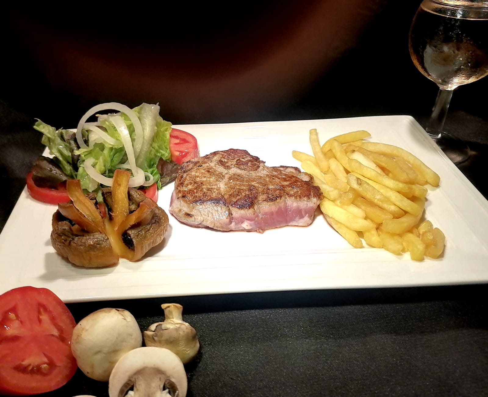 Filet de boeuf grillé servi avec garniture provençale