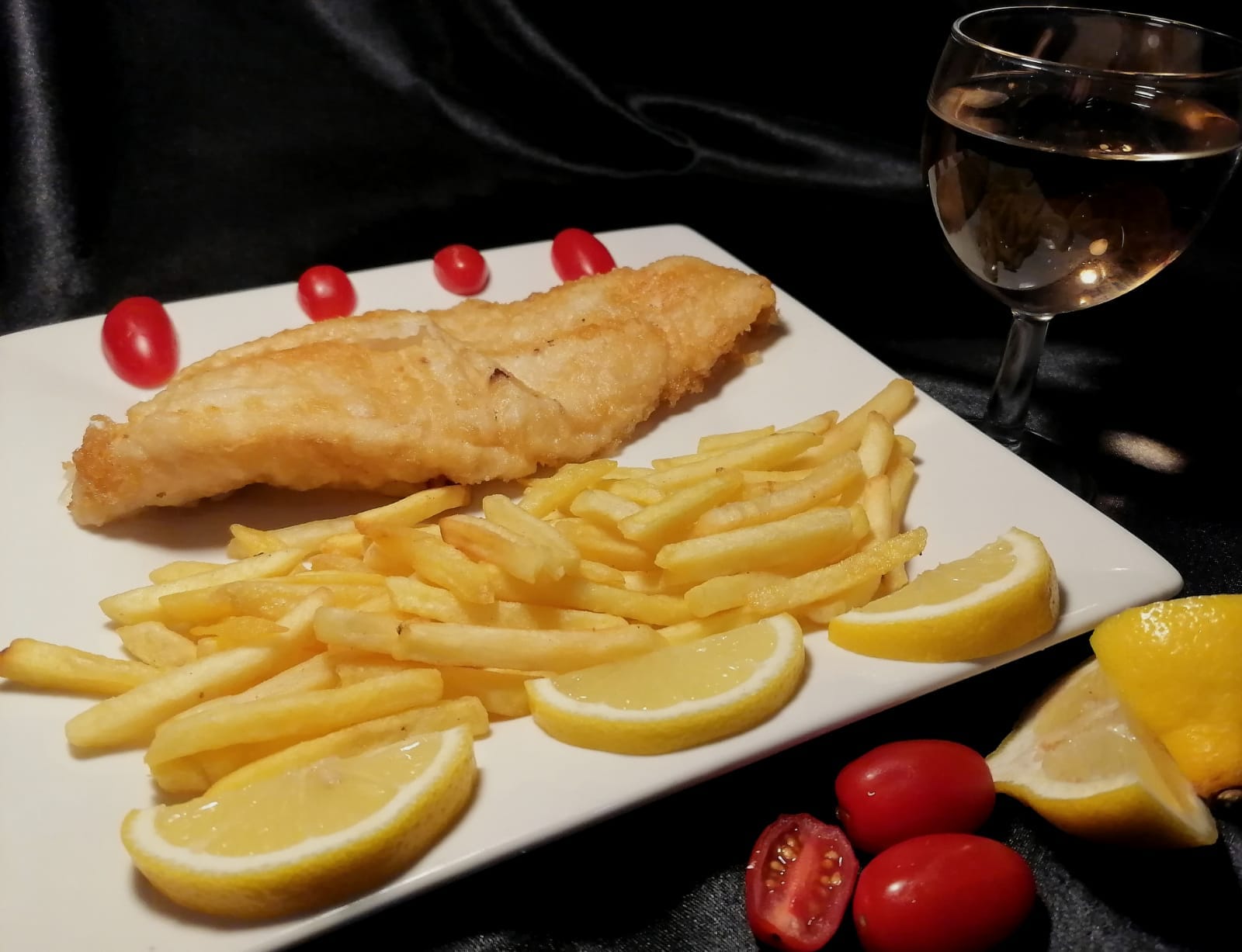 Assiette de fish and chips croustillants avec frites dorées